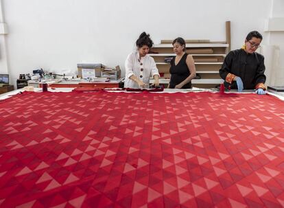 Renato Camarillo, Brenda Danilowitz y Karis Medina durante la restauración de la pieza de Anni Albers