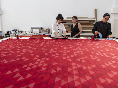 Renato Camarillo, Brenda Danilowitz y Karis Medina durante la restauración de la pieza de Anni Albers