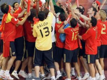 Luis Aragonés manteado por sus jugadores tras ganar la Eurocopa.
