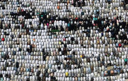 Fieles musulmanes rezan alrededor de la Kaaba, en la ciudad sagrada de La Meca.