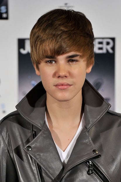 Ahora ya lleva un tupé, que para eso es un hombrecito, pero el flequillo de Justin Bieber todavía lo llevan pre adolescentes de todo el mundo.
