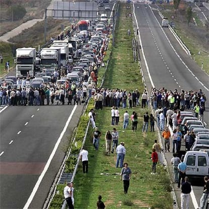 La autovía A-3 cortada por los agricultores, ayer, a la altura de Utiel.