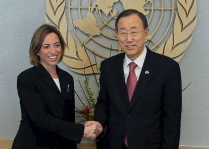 La ministra de Defensa, Carme Chacón, con el secretario general de la ONU, Ban Ki-moon.