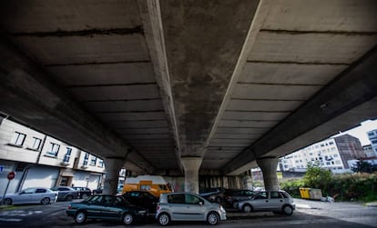 Viaducto en mal estado en la carretera FE-13, que atraviesa Ferrol (A Coruña), en una imagen tomada ayer.