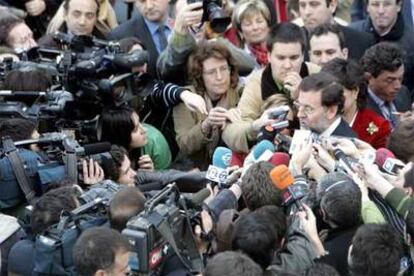 Mariano Rajoy atiende a los medios de comunicación tras asistir a la recogida de firmas contra la reforma del Estatuto catalán en Bilbao.