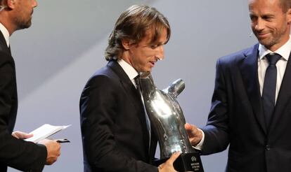 Modric, con el premio a mejor jugador del año de la UEFA.