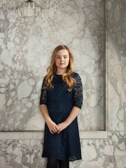 Ariane, de 11 años, la más pequeña de la familia Orange. La princesa Ariane lleva un vestido de encaje azul de la firma LaDress.