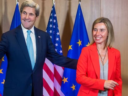 John Kerry y Federica Mogherin, este lunes en Bruselas.