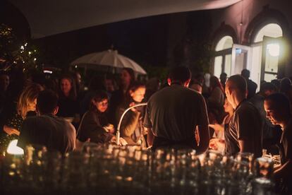 H&M celebró por todo lo alto la apertura de la tienda, en la imagen, una foto de la fiesta de inauguración que la cadena celebró en el mismo jardín en el que los clientes podrán dar clases de yoga.