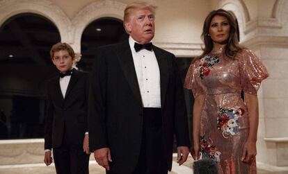 El presidente de Estados Unidos Donald Trump, junto a la primera dama, Melania Trump, y su hijo Barron el 31 de diciembre en Palm Beach. 