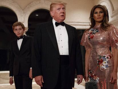El presidente de Estados Unidos Donald Trump, junto a la primera dama, Melania Trump, y su hijo Barron el 31 de diciembre en Palm Beach.