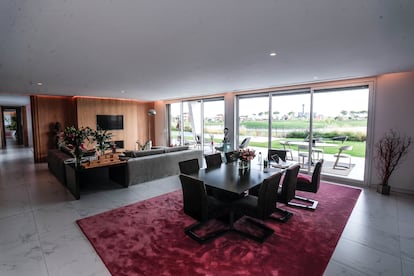 Bajo de 400 metros cuadrados en la promoción LGC3. En la imagen, el salón con comedor. Tiene acceso directo a una terraza con piscina privada.