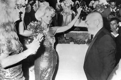 La aristócrata, Gunilla Von Bismark, baila con el empresario libanés, Raymond Nakachian, en la gala a beneficio de la Asociación Española contra el Cáncer de Marbella, en julio de 1989. 
