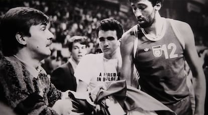 El serbio Vlade Divac (#12) de la selección de básquetbol de Yugoslavia mira la bandera de Croacia con la que Tomás Bilanovic Sakic protestaba en la cancha.