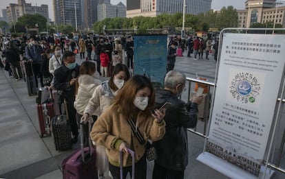 A la derecha, viajeros guardan cola frente a la estación de Hankou de Wuhan, el 8 de abril.