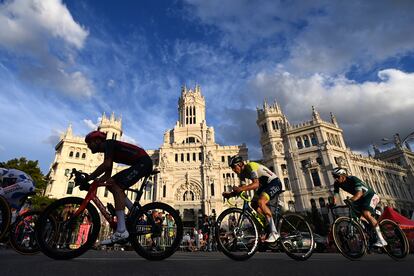 Varios ciclistas pasando por delante del Palacio de Cibeles en la Vuelta Ciclista a España, en septiembre de 2023.