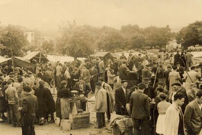 Imagen de la feria de Monterroso en los años veinte, que forma parte de una exposición de fotografías dedicada a la misma en la localidad.