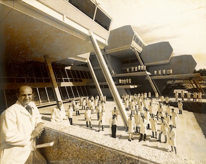 Biochemik Pedro Cuatrecasas ze swoim zespołem w laboratoriach Burroughs Wellcome w Research Triangle Park (Karolina Północna, USA), około 1975 roku.