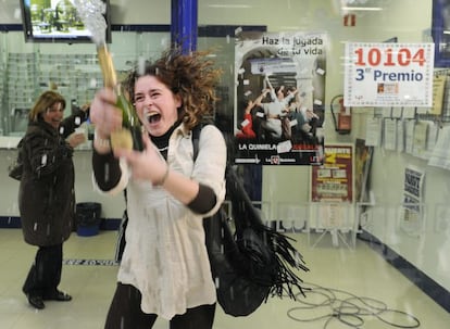 Sonia Barragan celebra con champán su premio en la Lotería de Navidad de 2009.