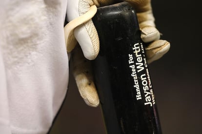 Detalle del bate del jugador de béisbol Jayson Werth, de Washington Nationals.