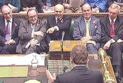 Iain Duncan Smith (centro), ayer durante un debate en el Parlamento con Tony Blair (de espaldas).