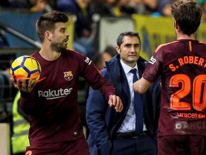 Valverder, entre Piqu&eacute; y Sergi Roberto.