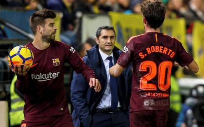 Valverder, entre Piqué y Sergi Roberto.