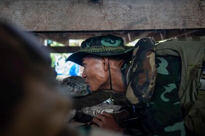 Un soldado del Ejército de Liberación Nacional se esconde bajo el parqué de una cabaña durante un bombardeo del Ejército birmano, cerca de Blad Doh.
