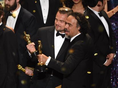 Leonardo DiCaprio i Alejandro González Iñarritu celebren els premis que han aconseguit.