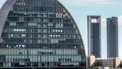 Fachada del edificio ‘La Vela’, sede operativa del BBVA, en Madrid.