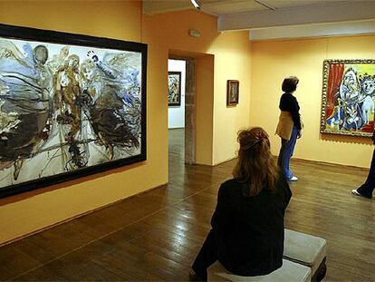 Una sala del Museo de Bellas Artes de Asturias, con <i>Metamorfosis de ángeles en mariposa</i>, de Dalí (izquierda), y <i>Mosquetero</i>..., de Picasso.