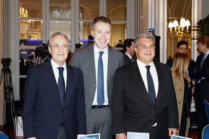 Florentino Pérez, presidente del Real Madrid; Bernd Reichart, director general de A22, promotora de la Superliga; y Joan Laporta, presidente del FC Barcelona.