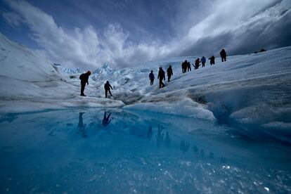 Turistas caminan sobre el glaciar Perito Moreno, cerca de El Calafate (Argentina), en noviembre de 2021.