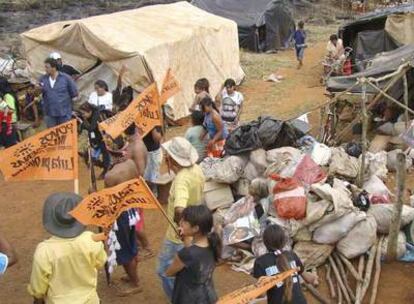 Indígenas guaraníés del poblado de Laranjeira Ñanderu, en el Estado brasileño de Mato Grosso do Sul, son trasladados a un campamento tras ser deshauciados de su tierra.
