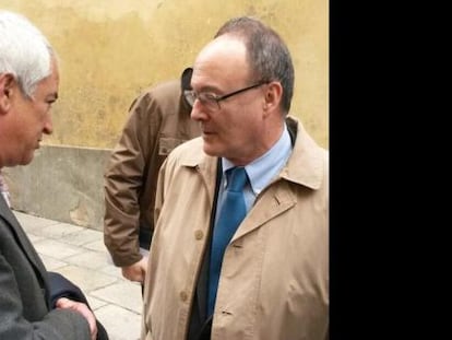 El presidente de Ausbanc, Luis Pineda, y el gobernador del Banco de España, Luis María Linde, departen sobre Banco Madrid en un encuentro hipotecario en Granada, en 2015.