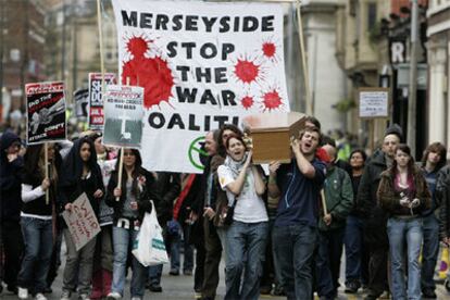 Manifestantes contrarios a la guerra protestan en las calles de Blackburn contra la visita de Condolezza Rice.