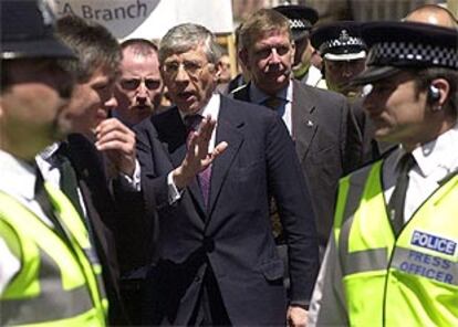 Jack Straw, escoltado por policías, durante su paseo por el Peñón.