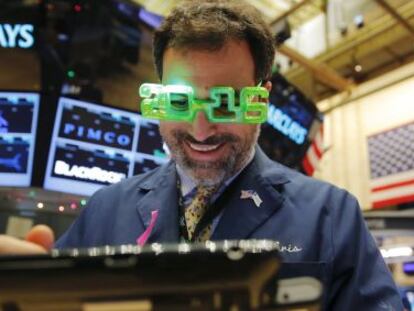 Un agente de Bolsa celebra en Nueva York el nuevo a&ntilde;o. 