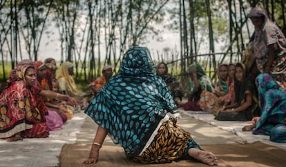 Rahima Bengam (de espaldas) conversa con mujeres en Bangladesh.
