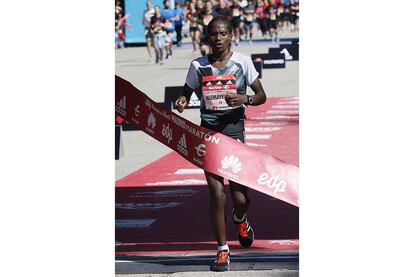 La etíope Askale Alemayehu, a su llegada como vencedora a la meta de la 39 Maratón Popular de Madrid con un tiempo de 2:33:08.