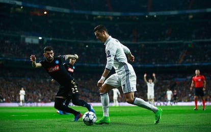 Kroos, al fondo, ya le est&aacute; pidiendo el bal&oacute;n a Cristiano Ronaldo, marcado por Hysaj.