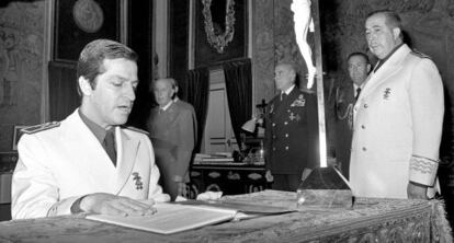 Suárez durante la jura de su cargo como nuevo vicesecretario general del Movimiento, en un acto celebrado en el Palacio del Pardo, presidido por el Jefe del Estado, Francisco Franco (i). Al acto asistieron el ministro secretario general del Movimiento, Fernando Herrero Tejedor (d) y Fernando Fuentes de Villavicencio (3º d).