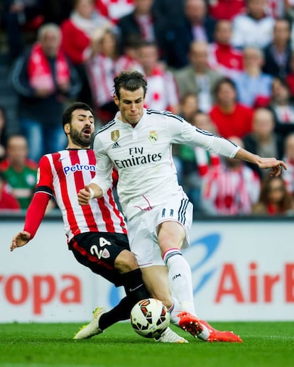 Gareth Bale, a la derecha, y el jugador del Athletic Mikel Balenziaga pelean por el bal&oacute;n. 