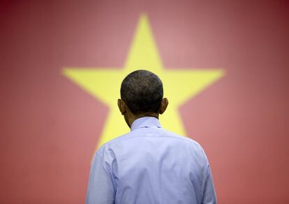 Barack Obama se vuelve a escuchar una pregunta del público mientras habla a los jóvenes vietnamitas en Ho Chi Minh, Vietnam.