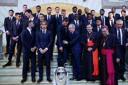 Los jugadores y cuerpo técnico del Real Madrid posan para la foto de familia junto al arzobispo de Madrid, José Cobo (tercero por la derecha), en la Catedral de la Almudena, primera parada del recorrido realizado este domingo por el equipo para celebrar su victoria en la final de la Liga de Campeones.
