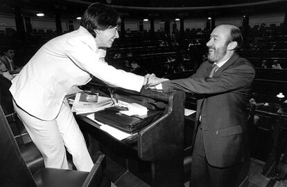 26 de junio de 1997. Alfredo Pérez Rubalcaba saluda a Rosa Aguilar diputada de Izquierda Unida.