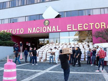 Un colectivo entrega firmas para la realización de la consulta sobre la revocación de mandato del presidente Andrés Manuel López Obrador.