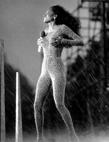 Beyoncé o Jennifer Lopez han convertido los monos de lentejuelas una de sus señas, pero Diana Ross lo hizo primero. En 1983 ni la lluvia torrencial que caía sobre el Central Park neoyorquino ni los vientos huracanados de aquel 21 de julio consiguieron detener a la diva. La cantante de Crazy in Love ha reconocido que Ross es uno de sus referentes y en 2019 le cantó Cumpleaños feliz a "Miss Ross" en la fiesta que esta celebró en Los Ángeles para celebrar sus 75 años.