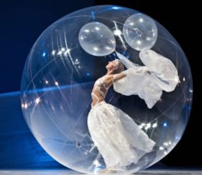 Maillot col·loca la protagonista de "La Bella" en una gran bombolla.