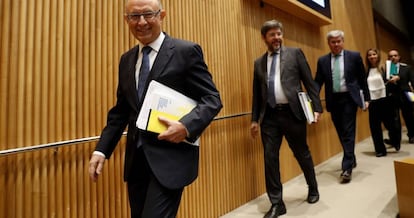 Cristóbal Montoro, ministro de Hacienda, junto con Alberto Nadal, secretario de Estado de Presupuestos, y Enrrique Moya, de Hacienda, antes de presentar los Presupuestos. 